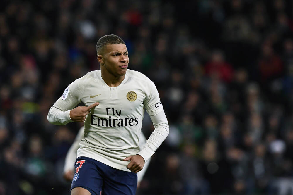 利马第64分钟禁区内手球，VAR短暂介入后比赛继续